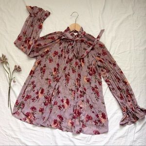 NWOT Fashion Low Cut Floral Blouse w Puff Sleeve